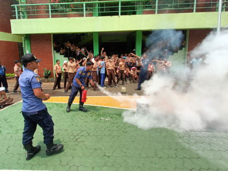 Ratusan Pelajar SMPN 56 Ikuti Sosialisasi Pencegahan Kebakaran 