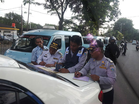 Mangkal di Depan Terminal Klender, 20 Angkot Ditilang