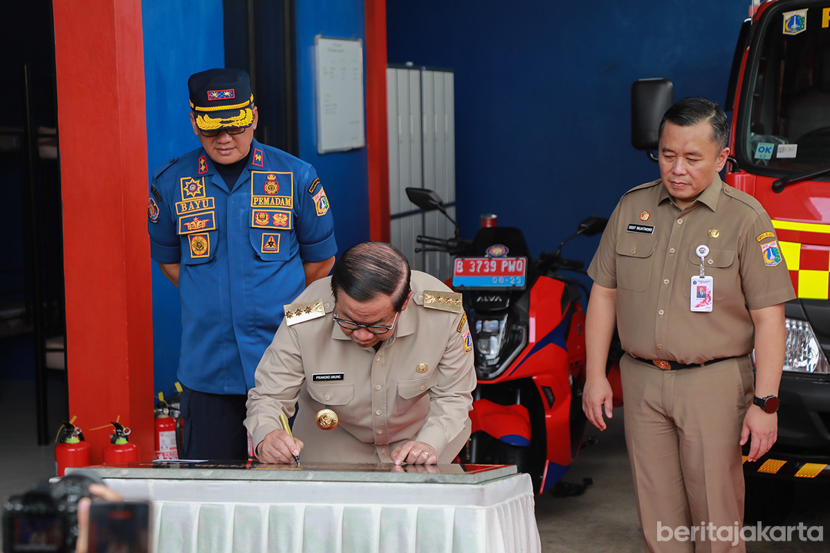 Gubernur  Pramono meresmikan pos pemadam kebakaran di Kebayoran Lama Utara, Jakarta Selatan