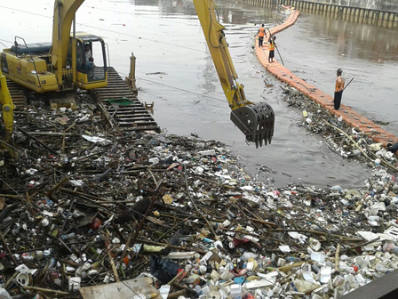 72 Ton sampah Diangkut Dari Kali Banjir Barat