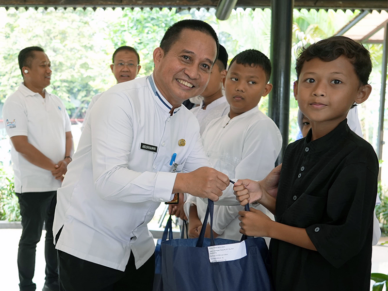 https://multimedia.beritajakarta.id/photo/2014_508c75c8507a2ae5223dfd2faeb98122/ 300 Anak Kurang Mampu di Jakbar Dapat Bantuan CSR