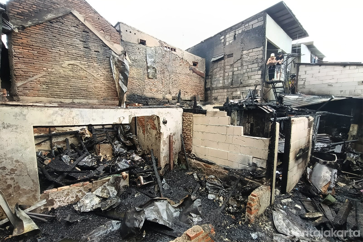 Api membakar tiga rumah di Jalan Dokter Makaliwe I, RT 04/07, Grogol, Jakarta Barat