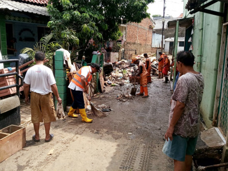  30 PPSU Tangani Sampah Sisa Banjir di Cililitan