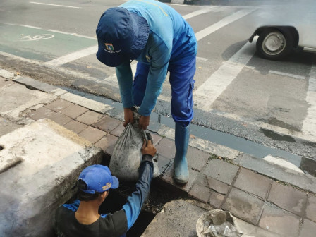 Pengurasan Saluran Jalan KH Mas Mansyur Rampung akhir September