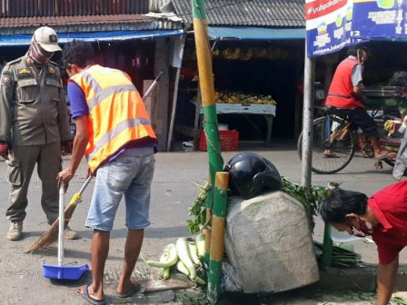  Tujuh Warga Pelanggar PSBB Dikenakan Sanksi Bersihkan Pasar Warakas
