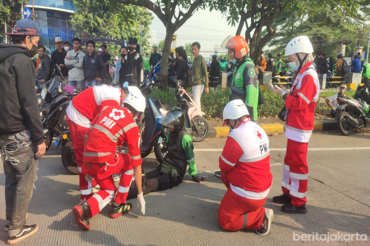 Personel Palang Merah Indonesia (PMI) DKI Jakarta 