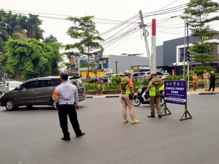  60 Petugas Gabungan Lakukan Check Point PSBB Masa Transisi di Cipayung