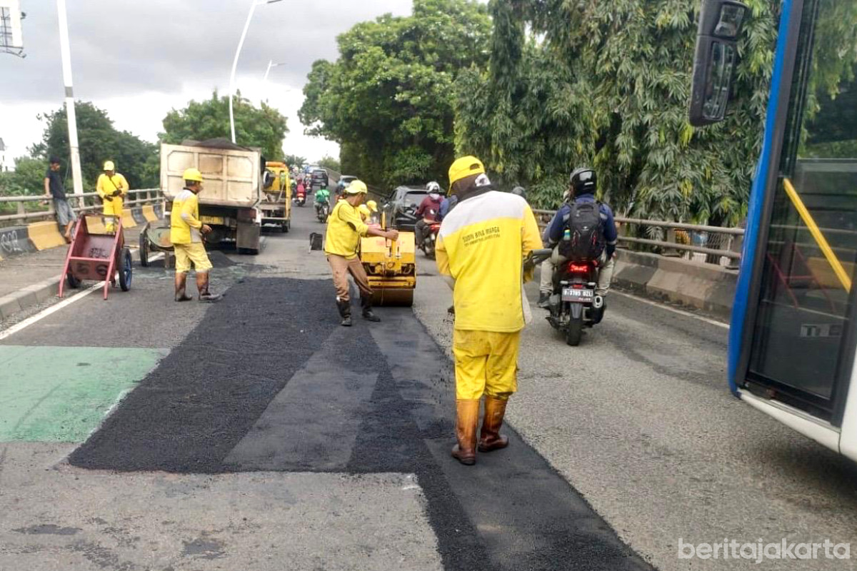 Sejumlah petugas melakukan perbaikan Jalan Berlubang di Kelapa Gading