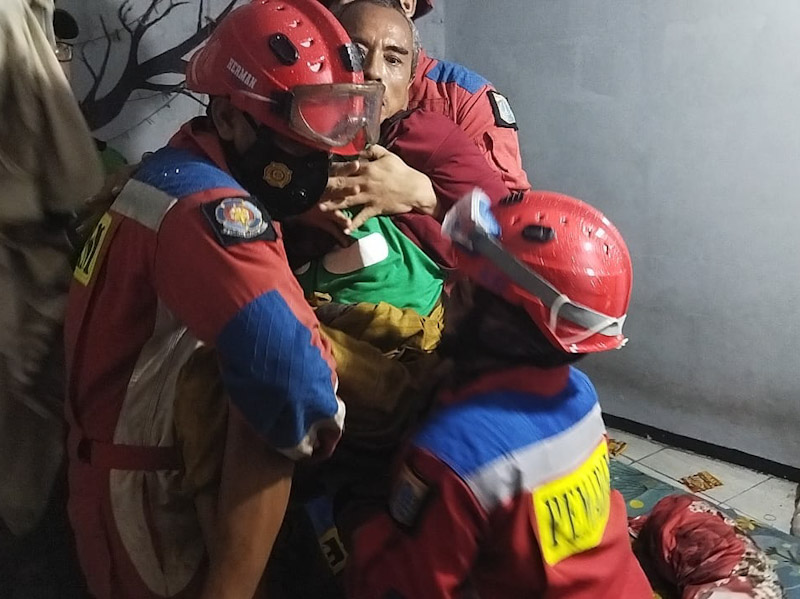 Gulkarmat Jaktim Bantu Evakuasi Orang Sakit 