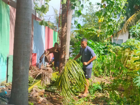 Tingkatkan Mitigasi Bencana Sudin LH Jakut Gelar Bersih-Bersih Lingkungan Bersama Warga Komplek