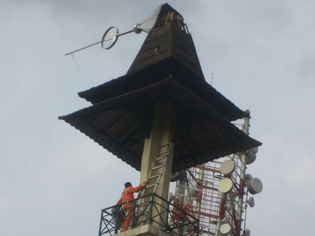 Nyaris Rubuh, Kubah Menara Masjid di Tanjung Barat Berhasil Dievakuasi