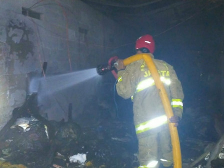 Petugas Berhasil Memadamkan Api Yang Membakar Kios Sembako di Pulau Pari