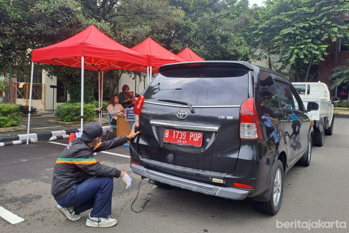Kegiatan uji emisi kendaraan operasional di halaman Kantor Wali Kota Jakarta Pusat