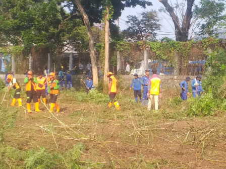  300 Personel Gabungan Kerjabakti Bersihkan Lapangan Ki Amat Kembangan