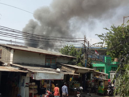  27 Unit Mobil Pemadam Kebakaran Dikerahkan Tangani Kebakaran di Kampung Bali Matraman	