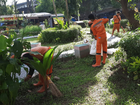  12 Personel PPSU Bersihkan Taman di Latumenten 