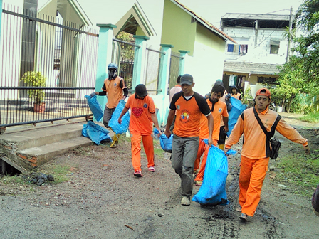 200 Karung Lumpur Diangkut dari Saluran Kompleks Deperla