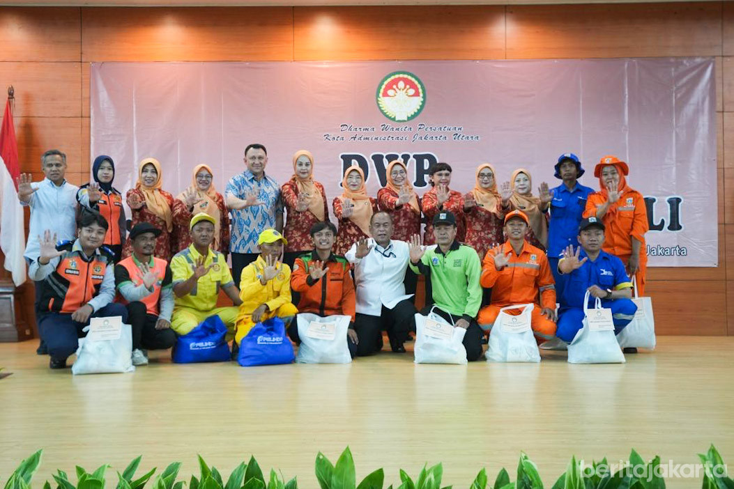 Foto bersama setelah pembagian sembako kepada 385 Petugas Pelangi di Kantor Walikota Jakut 