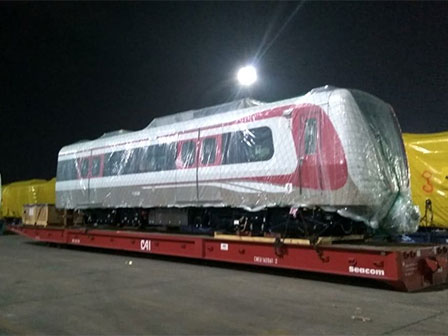 Tiga Set Rangkaian Kereta LRT Tiba di Pelabuhan Tanjung Priok 