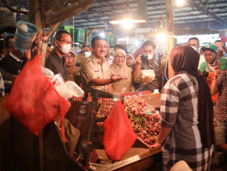 PJ Gub di Pasar Induk Kramat Jati