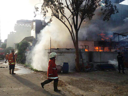 Akibat Korsleting Sebuah Rumah di Pluit Terbakar