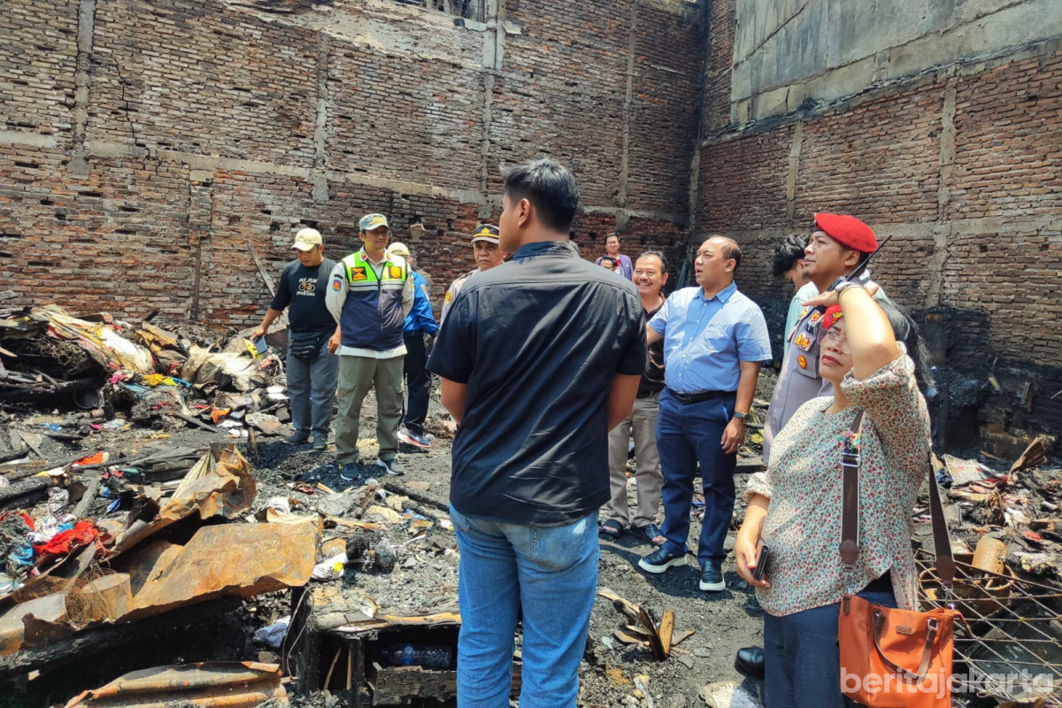 Uus Kuswanto meninjau lokasi kebakaran di Jalan Pangeran Tubagus Angke