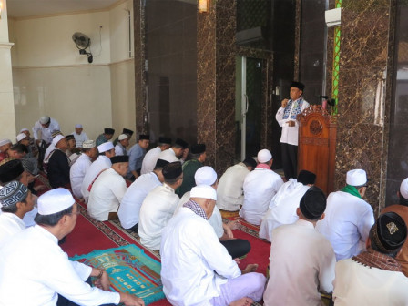 Sekda Serahkan Bantuan Pembangunan Masjid Jami Al Istikomah