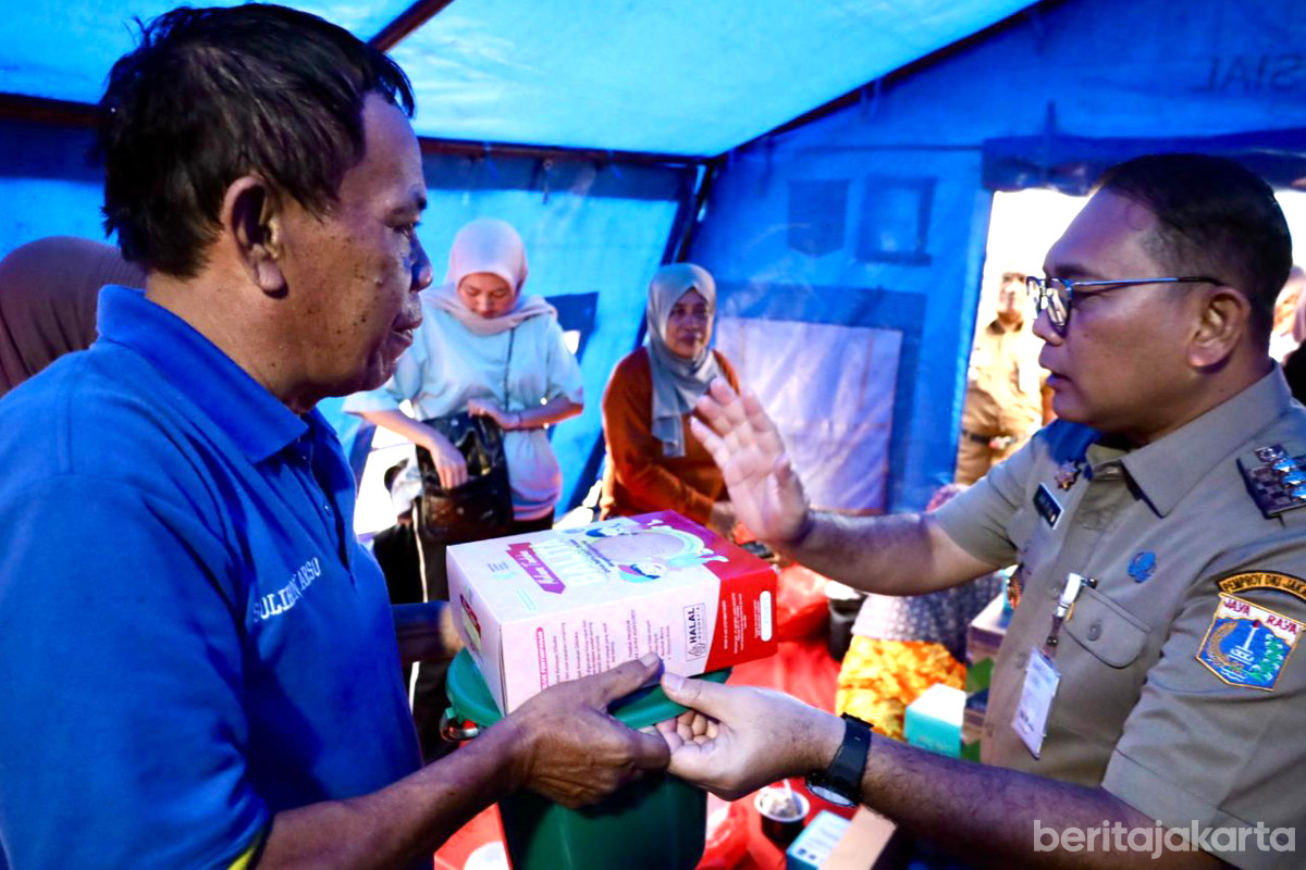 Wali Kota Jakpus memberikan bantuan kepada penyintas kebakaran Benhil