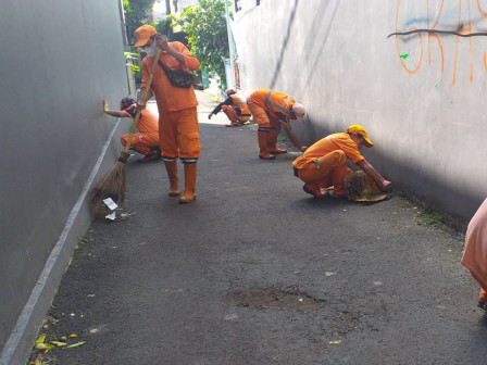  10 Personel PPSU Bersihkan Saluran di Jalan H. Baserin 