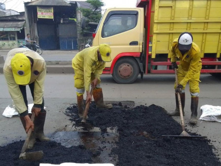  6 Titik Lubang di Jl Akses Marunda Diperbaiki 