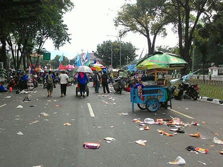 Unjuk Rasa di Istana Sisakan 8 Meter Kubik Sampah