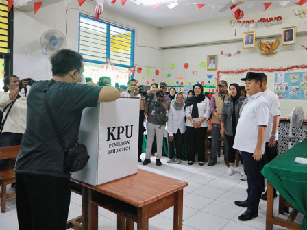 Tinjau TPS, Pj Gubernur Teguh Bersyukur Pemungutan Suara Berjalan Lancar