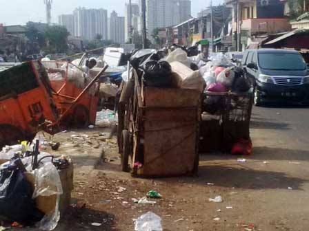 Gerobak Sampah di Jalan Tanah Tinggi Timur Picu Kemacetan