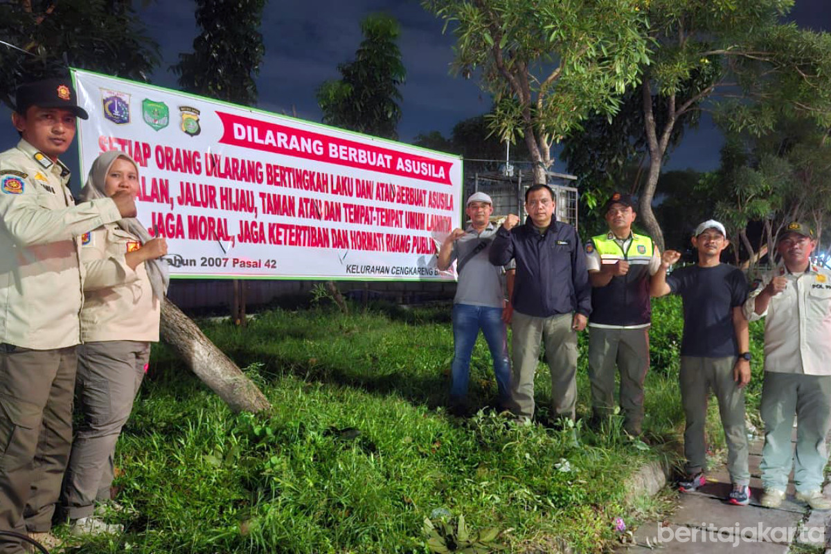 Satpol PP Jakbar memasang spanduk imbauan pada area taman di sepanjang Jalan Daan Mogot