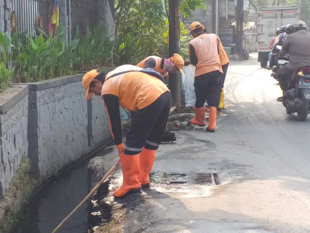  15 Personel  Gabungan Bersihkan Saluran di Jalan Benda Raya 