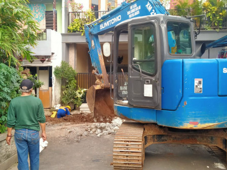 Satu Alat Berat Dikerahkan Bangun Saluran Air di Grogol Selatan 