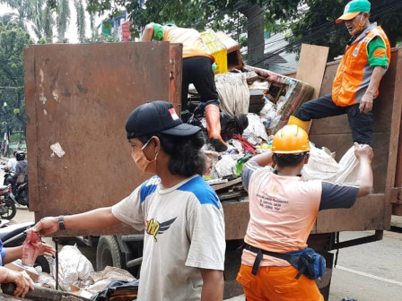 30 Personil Dikerahkan Lakukan Pembersihan di Duren Tiga Paska Banjir
