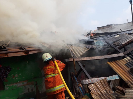 15 Mobil Pemadam Tangani Kebakaran di Pulogebang