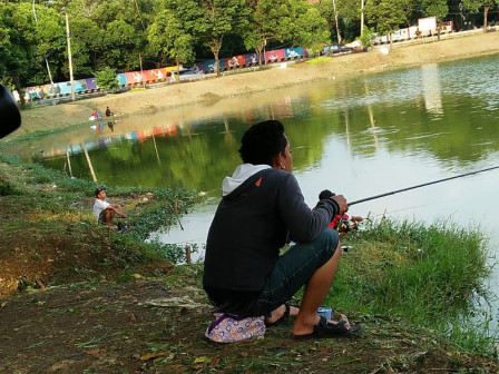 Asyiknya Memancing Ikan di Embung Terminal Pulogebang