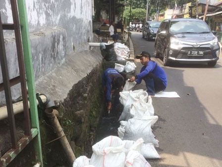  Sudin SDA Jaksel Kuras Saluran Air di Jalan Bangka I 