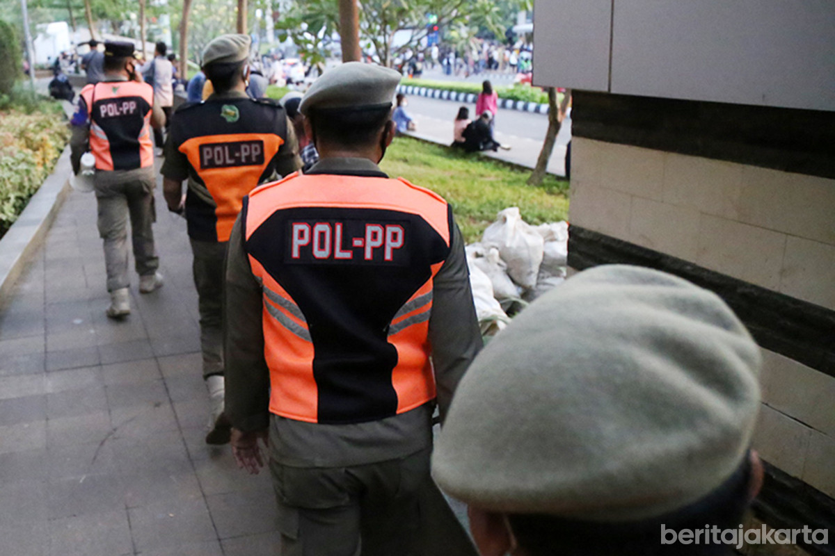 Personel Satpol PP monitoring tempat keramaian