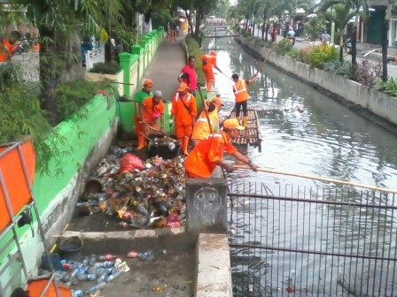 Ratusan Petugas PPSU Tanjung Priok Dikerahkan Kerja Bakti Bersihkan Saluran PHB