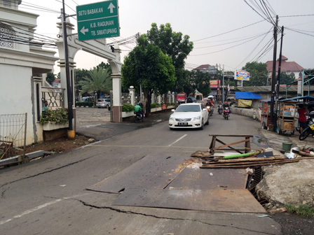 Crossing di Jl Jagakarsa Raya Ambrol