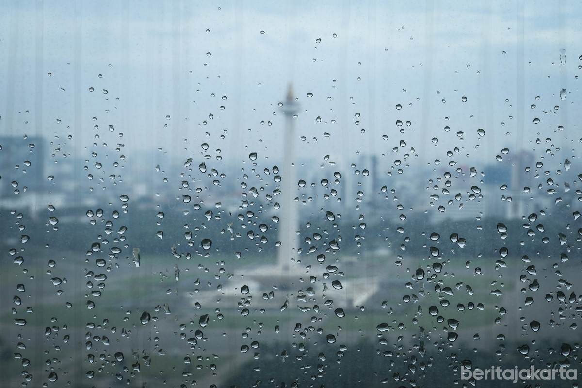Hujan ringan basahi kawasan Monumen Nasional (Monas) 