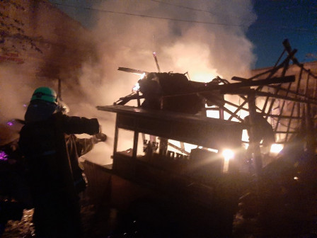 Lima Mobil Pemadam Atasi Kebakaran di Pulogebang