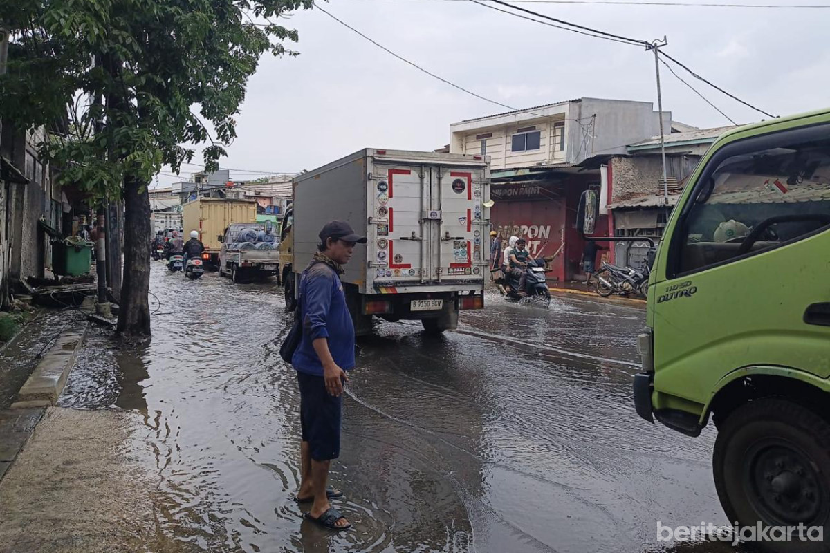 Pasukan Biru Kecamatan Pademangan Bantu Tangani Genangan di Jalan Lodan Raya 