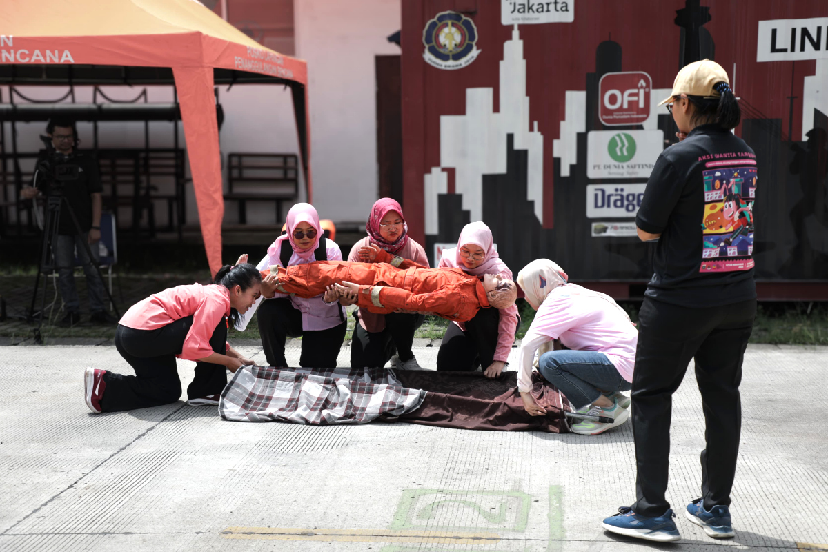 Peserta mempraktikkan memindahkan korban bencana ke tandu darurat