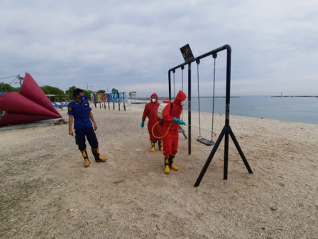        Pantai Sakura Pulau Untung Jawa Disemprot Disinfektan