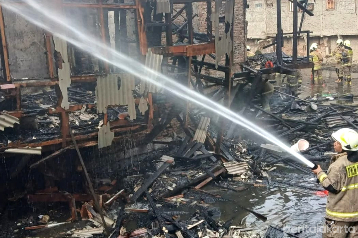 Petugas memadamkan kebakaran pemukiman padat di Duri Selatan