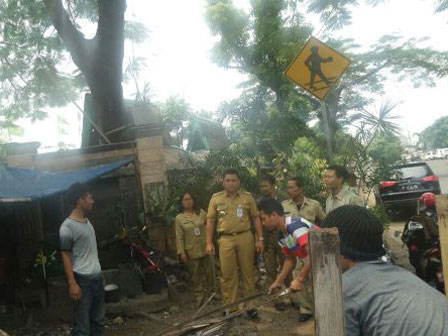  Puluhan Lapak Pedagang Binaaan Ditertibkan di Gropet 